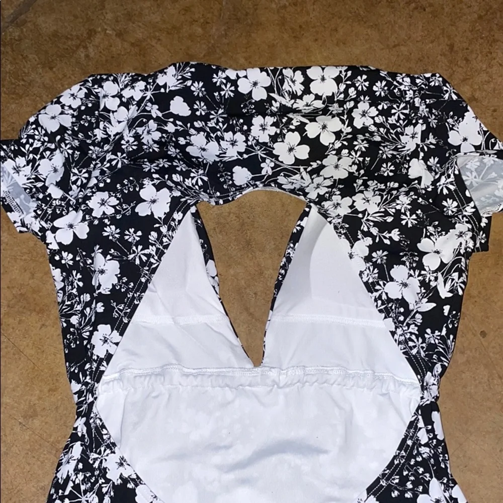 New Avec Les Filles floral short sleeved onepiece swimsuit medium